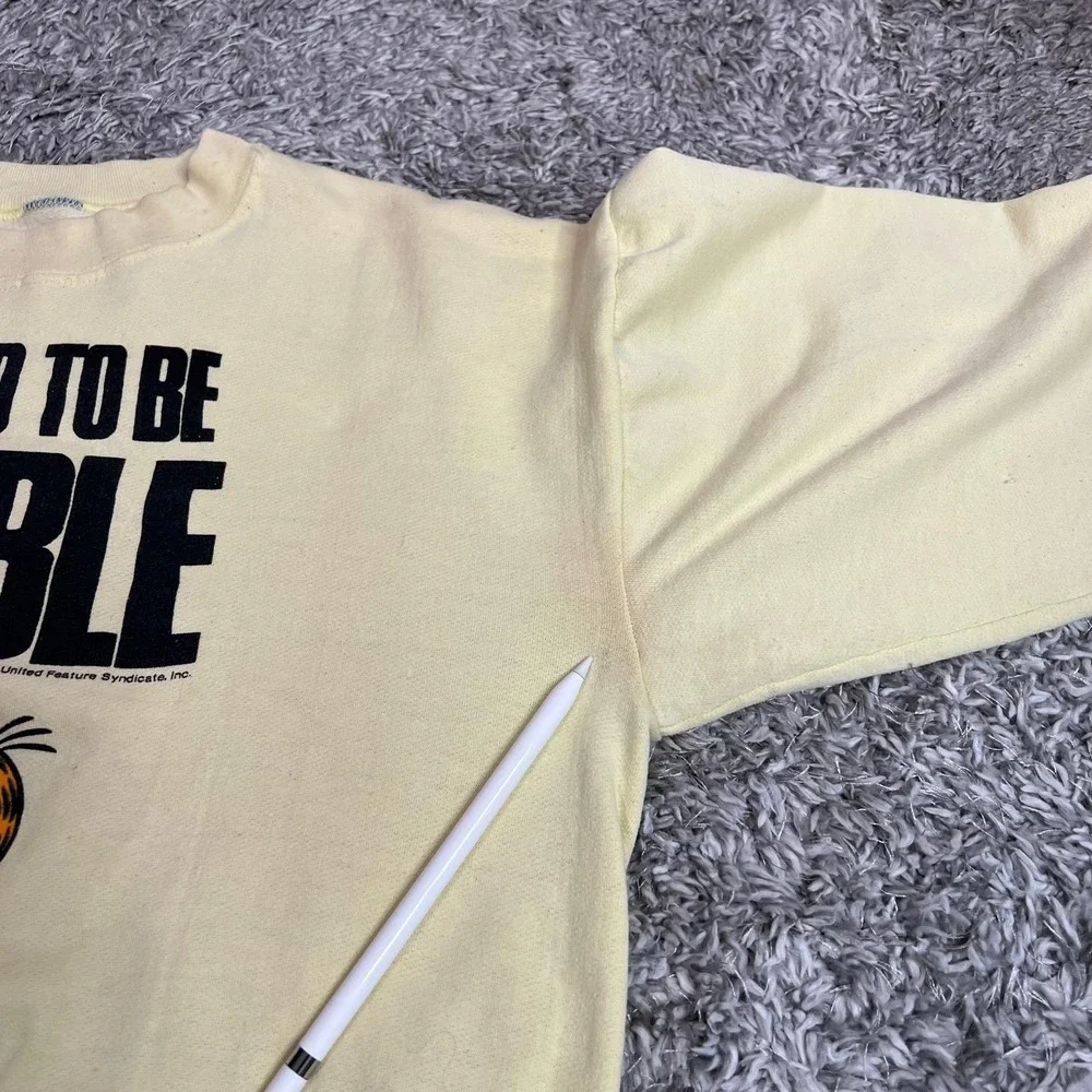 Vintage Garfield Sweatshirt M Yellow Hard To‎ Be Humble Comic Crewneck 70s
